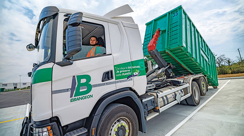 Écopôle Bellevue déchargement des camions -- camion ampliroll Brangeon